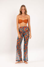 Laad de afbeelding in de Gallery-viewer, Model Front: Rio De Sol Beach Trousers Luma Pants Lana