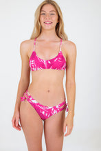 Laad de afbeelding in de Gallery-viewer, Model Front: Rio De Sol Set Set Pink-Palms Bralette Madrid