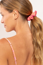 Laad de afbeelding in de Gallery-viewer, Model Front: Rio De Sol Hair Accessory Solea Scrunchie