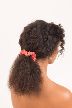 Laad de afbeelding in de Gallery-viewer, Model Front: Rio De Sol Hair Accessory Malibu-Nina Scrunchie