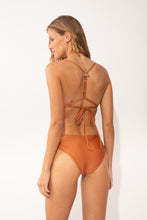 Laad de afbeelding in de Gallery-viewer, Model Back: Rio De Sol Bottom Bottom Shimmer-Nocciola Essential-Comfy