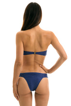 Laad de afbeelding in de Gallery-viewer, Model Back: Rio De Sol Bottom Bottom Kiwanda Denim Bandeau