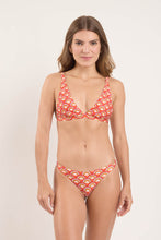 Laad de afbeelding in de Gallery-viewer, Model Front: Rio De Sol Bottom Bottom Floral-Scales Mia