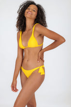 Laad de afbeelding in de Gallery-viewer, Model Front: Rio De Sol Top Top Sunflower Mel