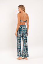 Laad de afbeelding in de Gallery-viewer, Model Back: Rio De Sol Beach Trousers Azule Murana Pants