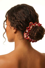 Laad de afbeelding in de Gallery-viewer, Model Front: Rio De Sol Hair Accessory Floral-Scales Scrunchie