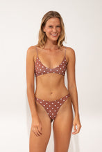 Laad de afbeelding in de Gallery-viewer, Model Front: Wednesday In Hawaii By Rio De Sol Set Set Kiko-Coco Hana Sunset