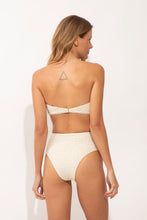 Laad de afbeelding in de Gallery-viewer, Model Back: Rio De Sol Bottom Bottom Brisa-Offwhite Hotpants