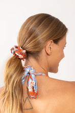 Laad de afbeelding in de Gallery-viewer, Model Front: Rio De Sol Hair Accessory Olyra Scrunchie