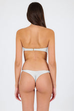 Laad de afbeelding in de Gallery-viewer, Model Back: Rio De Sol Bottom Bottom Shimmer-White Nice-Fio