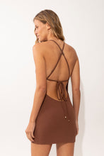 Laad de afbeelding in de Gallery-viewer, Model Back: Rio De Sol Mini Dress Sand-Cappuccino Talia Dress