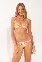 Laad de afbeelding in de Gallery-viewer, Model Front: Rio De Sol Top Top Ditsy-Butter Juliette
