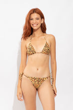 Laad de afbeelding in de Gallery-viewer, Model Front: Rio De Sol Bottom Bottom Yellow-Feline Cheeky-Micro