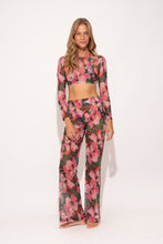 Laad de afbeelding in de Gallery-viewer, Model Front: Rio De Sol Beach Trousers Jolie Pants Lana