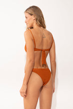 Laad de afbeelding in de Gallery-viewer, Model Back: Rio De Sol Top Top Ferrugo Juliette