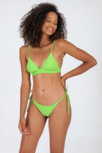 Laad de afbeelding in de Gallery-viewer, Model Front: Rio De Sol Set Set Lemon Tri-Cos Ibiza