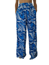 Laad de afbeelding in de Gallery-viewer, Model Front: Rio De Sol Beach Trousers Inagua Wide Pants