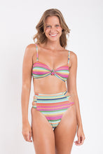 Laad de afbeelding in de Gallery-viewer, Model Front: Rio De Sol Top Top Supercolor Bandeau-Joy