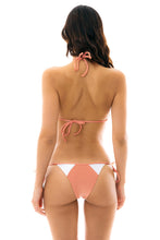 Laad de afbeelding in de Gallery-viewer, Model Back: Rio De Sol Bottom Bottom Rose Recorte Tri