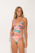 Laad de afbeelding in de Gallery-viewer, Model Front: Rio De Sol One-Piece River Trikini