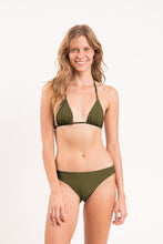 Laad de afbeelding in de Gallery-viewer, Model Front: Rio De Sol Bottom Bottom Shimmer-Croco Essential-Comfy