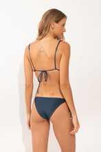 Laad de afbeelding in de Gallery-viewer, Model Back: Rio De Sol Bottom Bottom Shimmer-Shark Ibiza-Comfy-Gold
