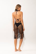 Laad de afbeelding in de Gallery-viewer, Model Back: Rio De Sol Midi Dress Black Serena Dress