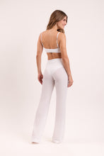 Laad de afbeelding in de Gallery-viewer, Model Back: Rio De Sol Beach Trousers Memphis-White Pants Lana