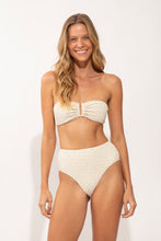 Laad de afbeelding in de Gallery-viewer, Model Front: Rio De Sol Bottom Bottom Brisa-Offwhite Hotpants