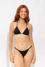 Laad de afbeelding in de Gallery-viewer, Model Front: Rio De Sol Top Top Solar-Black Tri-Aya