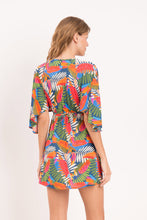 Laad de afbeelding in de Gallery-viewer, Model Back: Rio De Sol Mini Dress Jungle Mini Dress