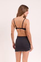 Laad de afbeelding in de Gallery-viewer, Model Back: Rio De Sol Beach Skirt Black Mini Skirt Ruched