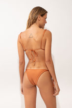 Laad de afbeelding in de Gallery-viewer, Model Back: Rio De Sol Top Top Shimmer-Nocciola Lia-Noa