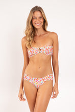 Laad de afbeelding in de Gallery-viewer, Model Front: Rio De Sol Top Top Ditsy-Sky Mavi