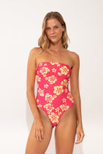 Laad de afbeelding in de Gallery-viewer, Model Front: Wednesday In Hawaii By Rio De Sol One-Piece Pua-Guava Aloha