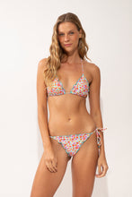 Laad de afbeelding in de Gallery-viewer, Model Front: Rio De Sol Top Top Ditsy-Sky Frufru