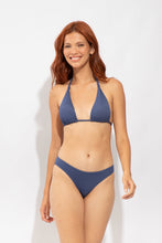 Laad de afbeelding in de Gallery-viewer, Model Front: Rio De Sol Bottom Bottom Carmel-Blue Essential-Comfy