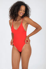 Laad de afbeelding in de Gallery-viewer, Model Front: Rio De Sol One-Piece Rouge Hype