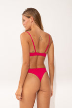 Laad de afbeelding in de Gallery-viewer, Model Back: Wednesday In Hawaii By Rio De Sol Set Set Guava Hana Sunset