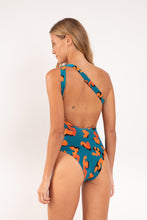 Laad de afbeelding in de Gallery-viewer, Model Back: Rio De Sol One-Piece Luma Sienna