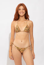Laad de afbeelding in de Gallery-viewer, Model Front: Rio De Sol Bottom Bottom Yellow-Feline Lacinho