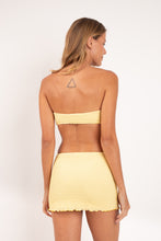 Laad de afbeelding in de Gallery-viewer, Model Back: Rio De Sol Mini Dress Drift-Butterglow Lulu Dress
