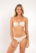 Laad de afbeelding in de Gallery-viewer, Model Front: Rio De Sol Top Top Brisa-Offwhite Juliette