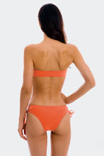 Laad de afbeelding in de Gallery-viewer, Model Back: Rio De Sol Top Top Light-Peach Bandeau-Reto