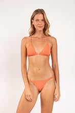 Laad de afbeelding in de Gallery-viewer, Model Front: Rio De Sol Top Top Sand-Argila Tri-Aya