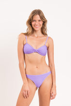 Laad de afbeelding in de Gallery-viewer, Model Front: Rio De Sol Top Top Bora-Lavanda Bandeau-Joy