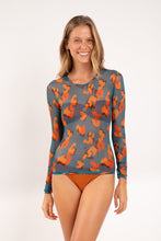 Laad de afbeelding in de Gallery-viewer, Model Front: Rio De Sol Beach Top Luma Top Harper Long