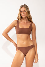 Laad de afbeelding in de Gallery-viewer, Model Front: Rio De Sol Bottom Bottom Sand-Cappuccino Essential-Comfy