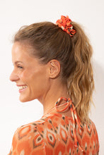 Laad de afbeelding in de Gallery-viewer, Model Front: Rio De Sol Hair Accessory Maracai Scrunchie