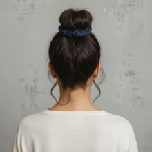 Laad de afbeelding in de Gallery-viewer, Model Back: Rio De Sol Hair Accessory Navy Scrunchie